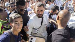 Benzema, en Cannes, rodeado de gente.