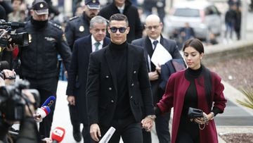 Cristiano Ronaldo, junto a su mujer Georgina, a la llegada de ambos a la Audiencia Provincial de Madrid el 21 de enero de 2019.