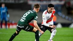 BUENOS AIRES, ARGENTINA - JULY 31: Milton Casco of River Plate competes for the ball with Guido Mainero of Sarmiento during a match between River Plate and Sarmiento as part of Liga Profesional 2022 at Estadio Monumental Antonio Vespucio Liberti on July 31, 2022 in Buenos Aires, Argentina. (Photo by Marcelo Endelli/Getty Images)