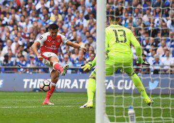 Alexis celebró en la FA Cup este año y tuvo un rol fundamental en la final ante Chelsea. Abrió el marcador recién iniciado el partido. También fue clave en la semifinal ante Manchester City.