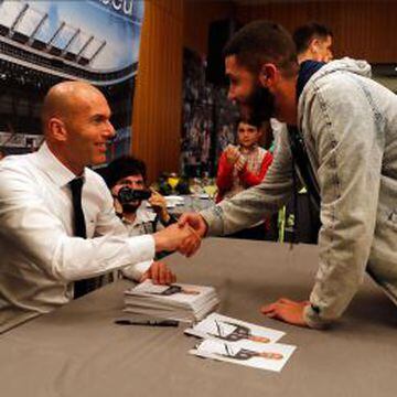 Nunca antes había firmado un técnico en el hotel del Madrid en un desplazamiento. Ayer lo hizo Zidane y causó furor entre la afición. El Madrid tuvo un gran recibimiento. Cientos de seguidores dieron la bienvenida a la expedición al grito de “¡Isco, Isco!