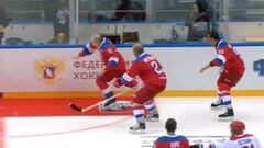 La estrepitosa caída de Putin en un partido de hockey hielo: más de uno tuvo que aguantar la risa