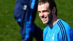 Real Madrid's Welsh forward Gareth Bale smiles during a training session on March 7, 2016 at Real Madrid Sport City in Madrid on the eve of their UEFA Champions League football match Real Madrid CF vs AS Roma. /