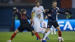 Ivan Rakitic pugna un bal&oacute;n con Rodrigo Moreno durante el encuentro de la Liga de Naciones entre Croacia y Espa&ntilde;a.