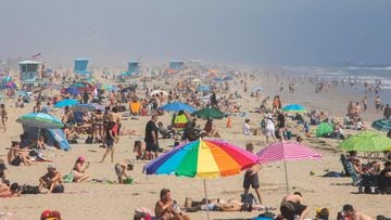 Personas disfrutando de la playa pese al brote de coronavirus en Huntington Beach, California. Abril 25, 2020. 