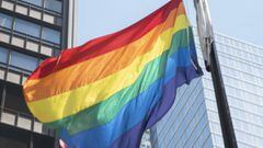 Se iza una bandera del arco iris en Daley Plaza, el martes 1 de junio de 2021, para marcar el comienzo del Mes del Orgullo en Chicago. 