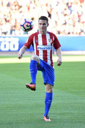 Atletico de Madrid's new signing French forward Kevin Gameiro controls a ball during his presentation at the Vicente Calderon stadium in Madrid on July 31, 2016. / AFP PHOTO / GERARD JULIEN