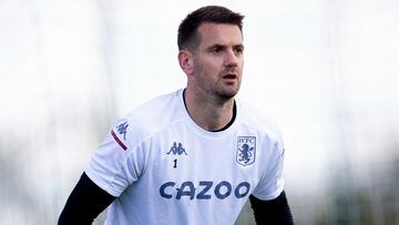 Manchester United sign England keeper Tom Heaton
