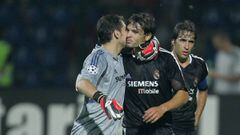 Casillas besa a Morientes en un partido del Real Madrid.