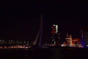 El puente de Erasmus, en Rotterdam, durante la Hora del Planeta