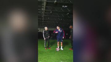 Özil explica su golpeo de balón y la ejecución es de locos