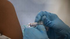 Una enfermera vacuna contra la gripe (archivo)