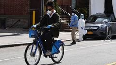 A man rides a Citi Bike past the Brooklyn Hospital on April 1, 2020 in New York City. - When America&#039;s oldest bike shop opened, the Spanish flu was ravaging New York. Over a century later, it&#039;s helping residents work and stay sane as cycling pro