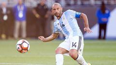 Jun 6, 2016; Santa Clara, CA, USA; Argentina midfielder Javier Mascherano (14) passes the ball against Chile during the first half during the group play stage of the 2016 Copa America Centenario at Levi&#039;s Stadium. Mandatory Credit: Kelley L Cox-USA TODAY Sports PUBLICADA 20/06/16 NA MA36 1COL
