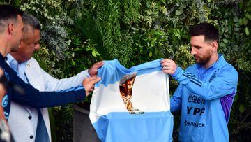 Handout picture released by Telam showing the president of the Argentine Football Association (AFA) Claudio Tapia (2-L), Argentina's coach Lionel Scaloni (2-L) and Argentina's forward Lionel Messi unveiling a plaque during the renaming of AFA's training camp as "Lionel Andres Messi" in honour of the Argentine star, in Ezeiza, Buenos Aires Province, on March 25, 2023. (Photo by Maximiliano JONAS / TELAM / AFP) / RESTRICTED TO EDITORIAL USE - MANDATORY CREDIT "AFP PHOTO / TELAM / MAXIMILIANO JONAS" - NO MARKETING - NO ADVERTISING CAMPAIGNS - DISTRIBUTED AS A SERVICE TO CLIENTS