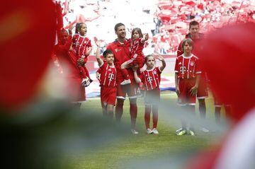 Xabi Alonso junto a sus hijos.