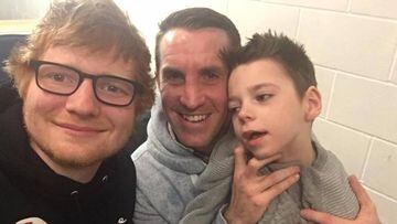 Ed Sheeran con su fan Ollie Carroll, un niño que padece una enfermedad terminal