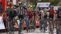 El ciclista italiano Kristian Sbaragli se impone al sprint a Degenkolb y Rojas.