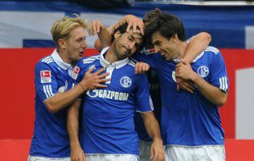 Raúl celebra con sus compañeros del Schalke 04 el gol marcado al Colonia en agosto de 2011, nominado a mejor gol latino de la historia de la Bundesliga.