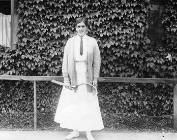 En un deporte tan competitivo como el tenis, son pocos los que logran destacar e inmortalizar su nombre; un ejemplo es el de Dorothea quien ganó el campeonato de Wimbledon en siete ocasiones de entre 1903 a 1914. Además ostenta el récord ser la más veterana en jugar una final femenina en Wimbledon, con 41 años.