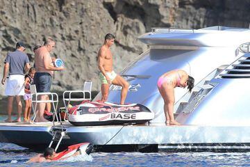 Cristiano Ronaldo de vacaciones con su hijo y su madre en Ibiza