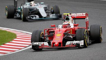 Kimi Raikkonen con el Ferrari rodando por delante de Lewis Hamilton y el Mercedes.