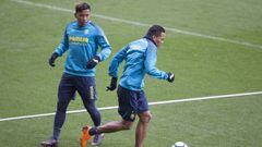 Los delanteros colombianos Carlos Bacca y Roger Mart&iacute;nez durante un entrenamiento con Villarreal