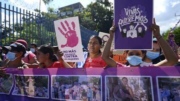 Mujeres en El Salvador marchan en el Día de la Eliminación de la Violencia contra la Mujer contra las vulneraciones sufridas durante el estado de excepción.