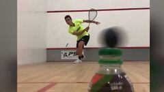 Miguel Rodr&iacute;guez lleva a otro nivel el reto de la botella en squash