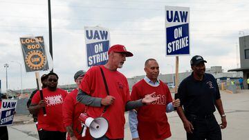 Hakeem Jeffries, Democratic Minority Leader of the U.S. House of Representatives, walks the picket line with striking United Auto Workers members outside the Ford Motor Michigan Assembly Plant in Wayne, Michigan U.S., September 17, 2023.  REUTERS/Rebecca Cook