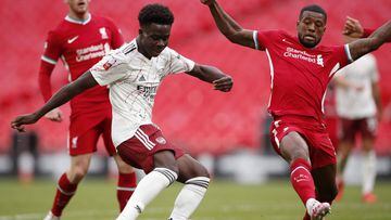 Arsenal&#039;s Bukayo Saka, left, duels for the ball with Liverpool&#039;s Georginio Wijnaldum during the English FA Community Shield soccer match between Arsenal and Liverpool at Wembley stadium in London, Saturday, Aug. 29, 2020. (Andrew Couldridge/Pool