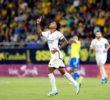 El jugador brasileño del Real Madrid, Rodrygo, celebra el 0-1 al Cádiz señalando al cielo.