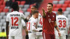 Niklas S&uuml;le, jugador del Bayern de M&uacute;nich, habla con Edmond Tapsoba, jugador del Bayer Leverkusen durante un partido.