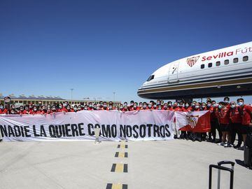 Todos los integrantes de la plantilla del club andaluz han sostenido una pancarta a su llegada a Sevilla en la que se podía leer: "Nadie la quiere como nosotros".