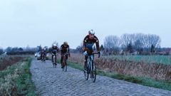 Oliver Naesen, segundo en la fila, rueda con el maillot de campe&oacute;n de B&eacute;lgica durante el reconocimiento de la Par&iacute;s-Roubaix