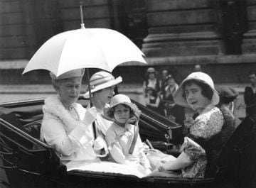 Una joven Isabel pasea en carruaje junto a su abuela, la Reina Mary.