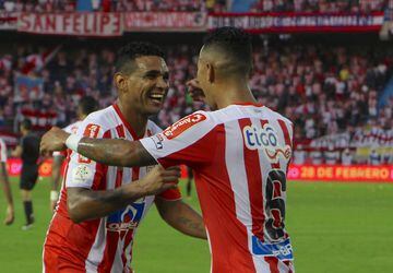 Luis Narváez y James Sánchez celebra el gol de Junior que da la clasificación a la final de la Liga Águila II