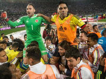 Colombia&#039;s Radamel Falcao (R) and David Ospina celebrate with teammates at the end of their 2018 World Cup qualifier football match against Peru in Lima, on October 10, 2017. / AFP PHOTO / Ernesto BENAVIDES