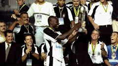 Freddy Rincón recibiendo el trofeo del Mundial de Clubes 2000 ganado con Corinthians.