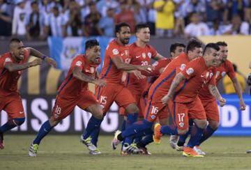 Tras 120 minutos infartantes, la Roja se quedó con el título tras superar por penales a la Albiceleste. Bravo fue el héroe chileno y Messi el villano argentino.