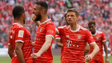 Munich (Germany), 30/04/2023.- Munich's Serge Gnabry (L) celebrates with teammates after scoring the