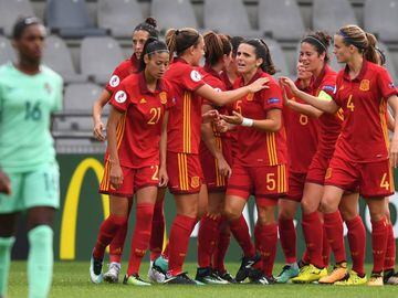 Spain&#039;s players celebrate after scoring first during the UEFA Womens Euro 2017 football tournament match between Spain and Portugal at Stadion De Vijverberg in Doetinchem on July 19, 2017.  / AFP PHOTO / DANIEL MIHAILESCU