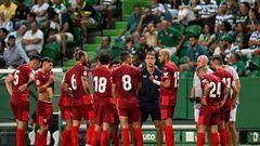 Sevilla's Spanish coach Julen Lopetegui (C) speaks with his players during the teams' presentation "Cinco Violinos Trophy" football match between Sporting CP and Sevilla FC at Alvalade stadium in Lisbon on July 24, 2022. (Photo by PATRICIA DE MELO MOREIRA / AFP) (Photo by PATRICIA DE MELO MOREIRA/AFP via Getty Images)