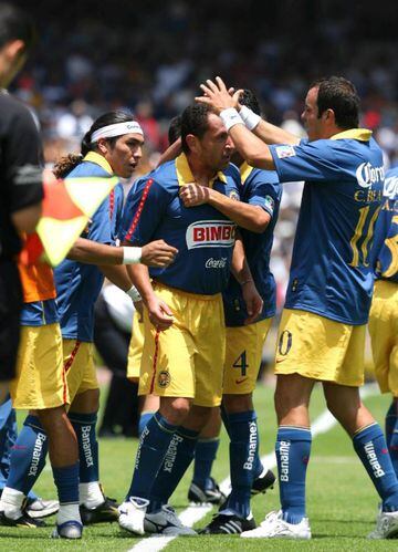La tercia de amigos nunca se achicaba. Aquí en el festejo de un gol de Germán Villa en Ciudad Universitaria ante Pumas.