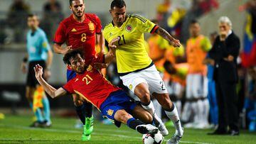MURCIA, SPAIN - JUNE 07:  Edwin Cardona of Colombia competes for the ball with David Silva of Spain during a friendly match between Spain and Colombia at La Nueva Condomina stadium on June 7, 2017 in Murcia, Spain.  (Photo by David Ramos/Getty Images)