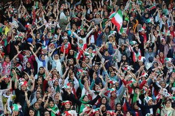 Seguidoras iraníes animan a la Selección de su país en el Estadio Azazi en Teherán. Irán venció 14-0 a Camboya en la fase de grupos de clasificación para el Mundial de 2022.