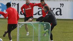 Siqueira (second left) during Atl&eacute;tico Madrid training.