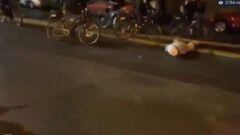 Impactante: Un policía atropella con su bici a un manifestante