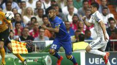 Vidal disputa el bal&oacute;n con el colombiano James Rodr&iacute;guez en el duelo de Juventus contra Real Madrid.