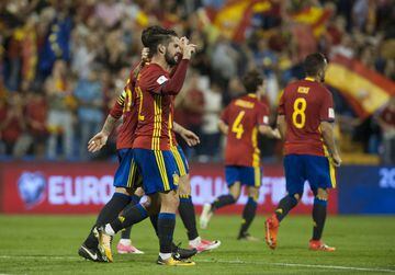Isco and his Spanish teammates celebrate his goal.